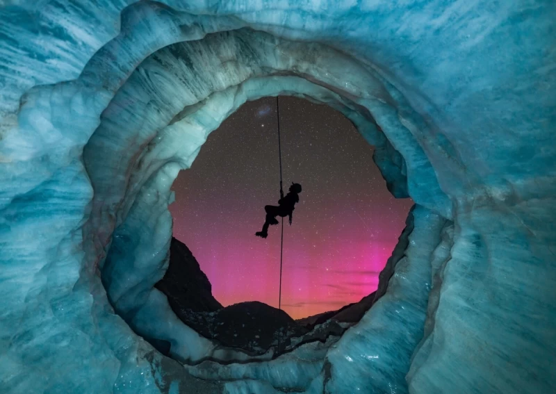 粉紅色的極光透過淺藍色的冰層閃耀。