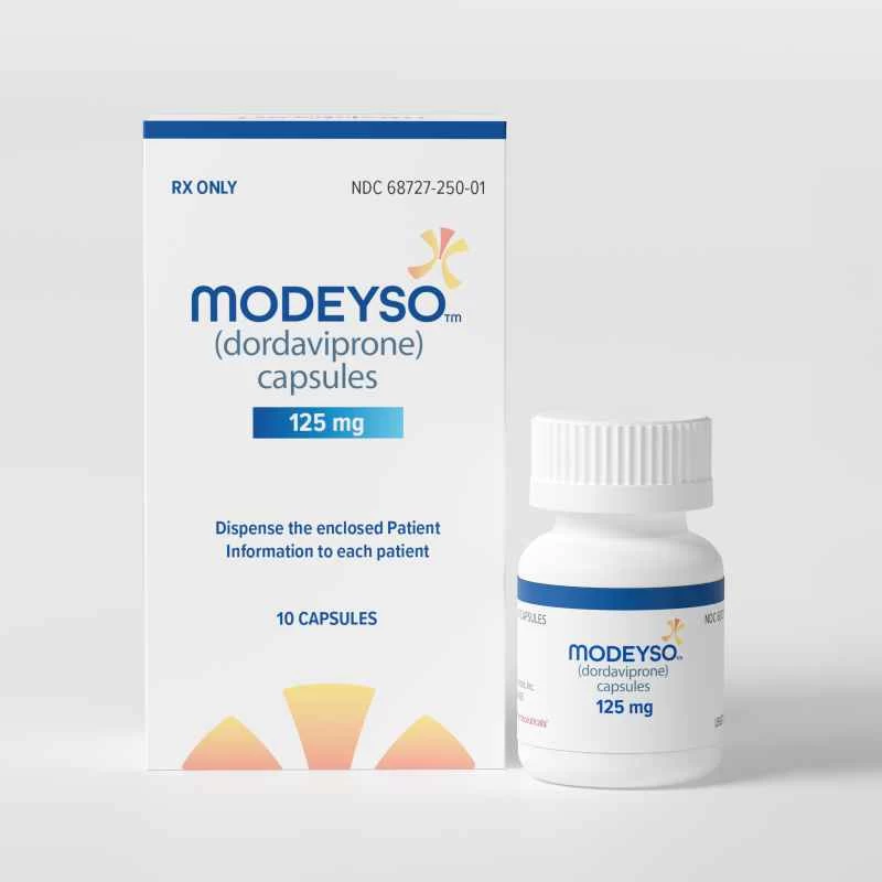 一個白色藥瓶和一個標有“modeyso”字樣的盒子