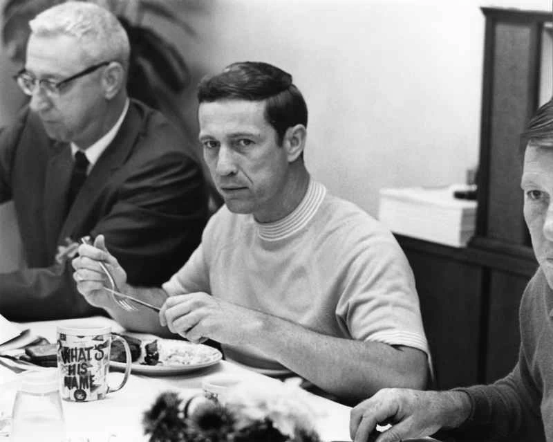 艾澤爾和「他叫什麼名字?」馬克杯。