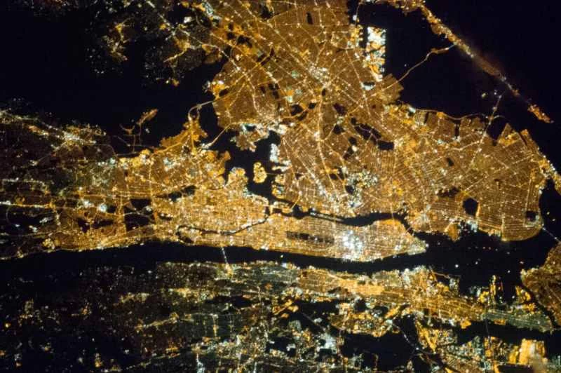 從太空看，美國顯得異常明亮。