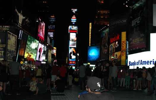 在時代廣場53英尺的巨型螢幕上觀看「好奇號」火星著陸的現場直播