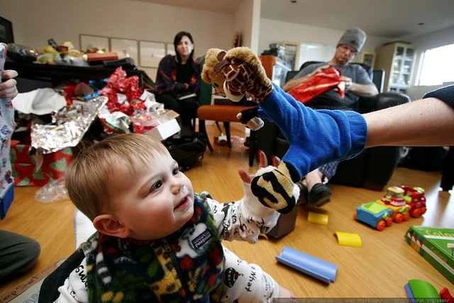 兒童與成人玩耍