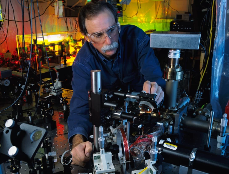 諾貝爾物理學獎得主如何囚禁亞原子粒子