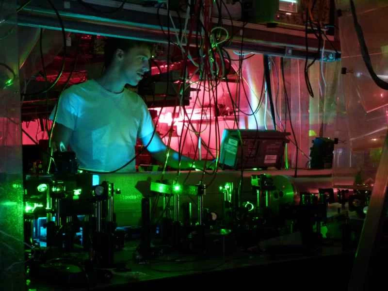 電子非常接近完美球體