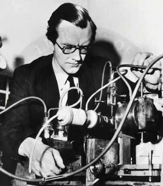 莫里斯·H·F·威爾金斯拍攝了至關重要的DNA X光照片。