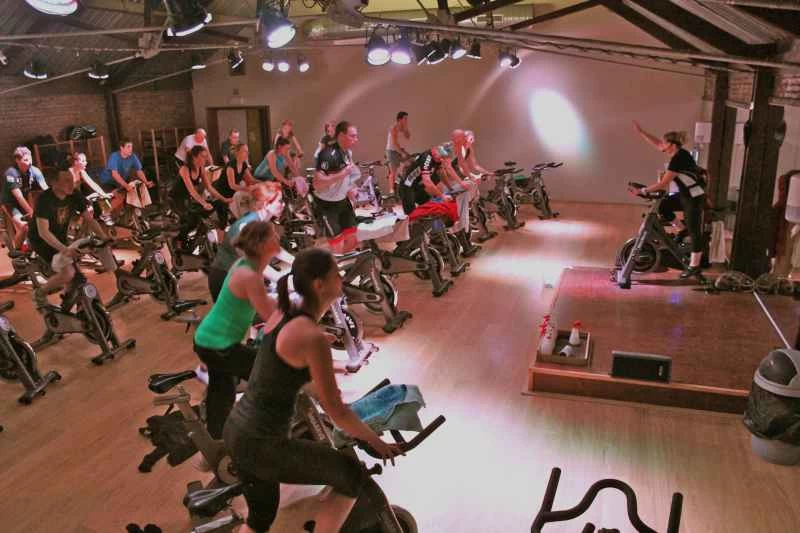 棉質與聚酯纖維：哪種運動服更容易吸附體味？